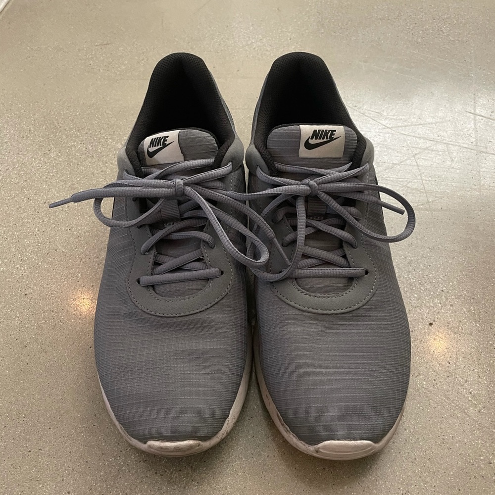 Men’s Nikes Size 10 2 pairs.